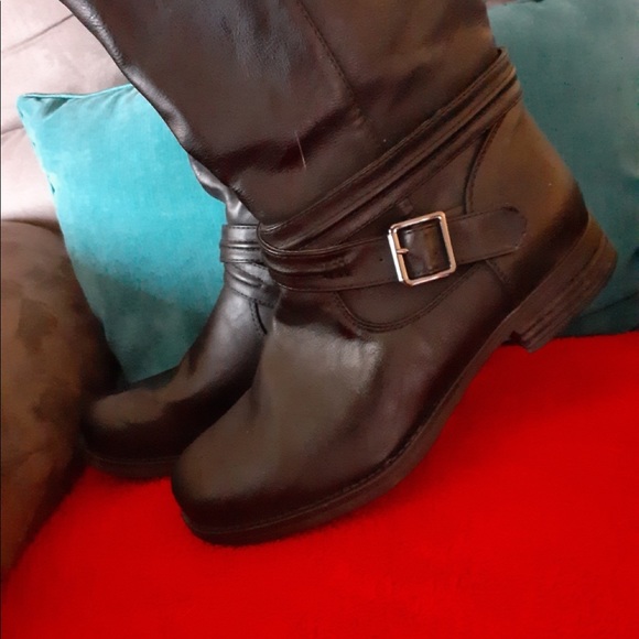Boots - Picture 2 of 11